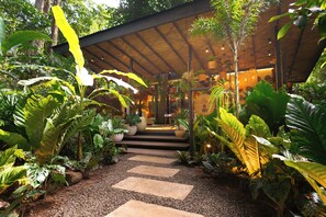 Minibar, in-room safe, free WiFi, bed sheets - awā Beachfront Hotel (Cahuita)