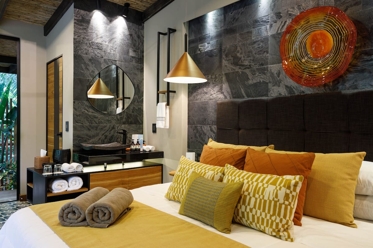 Deluxe Double Room, 1 King Bed, Garden View | Minibar, in-room safe, free WiFi, bed sheets