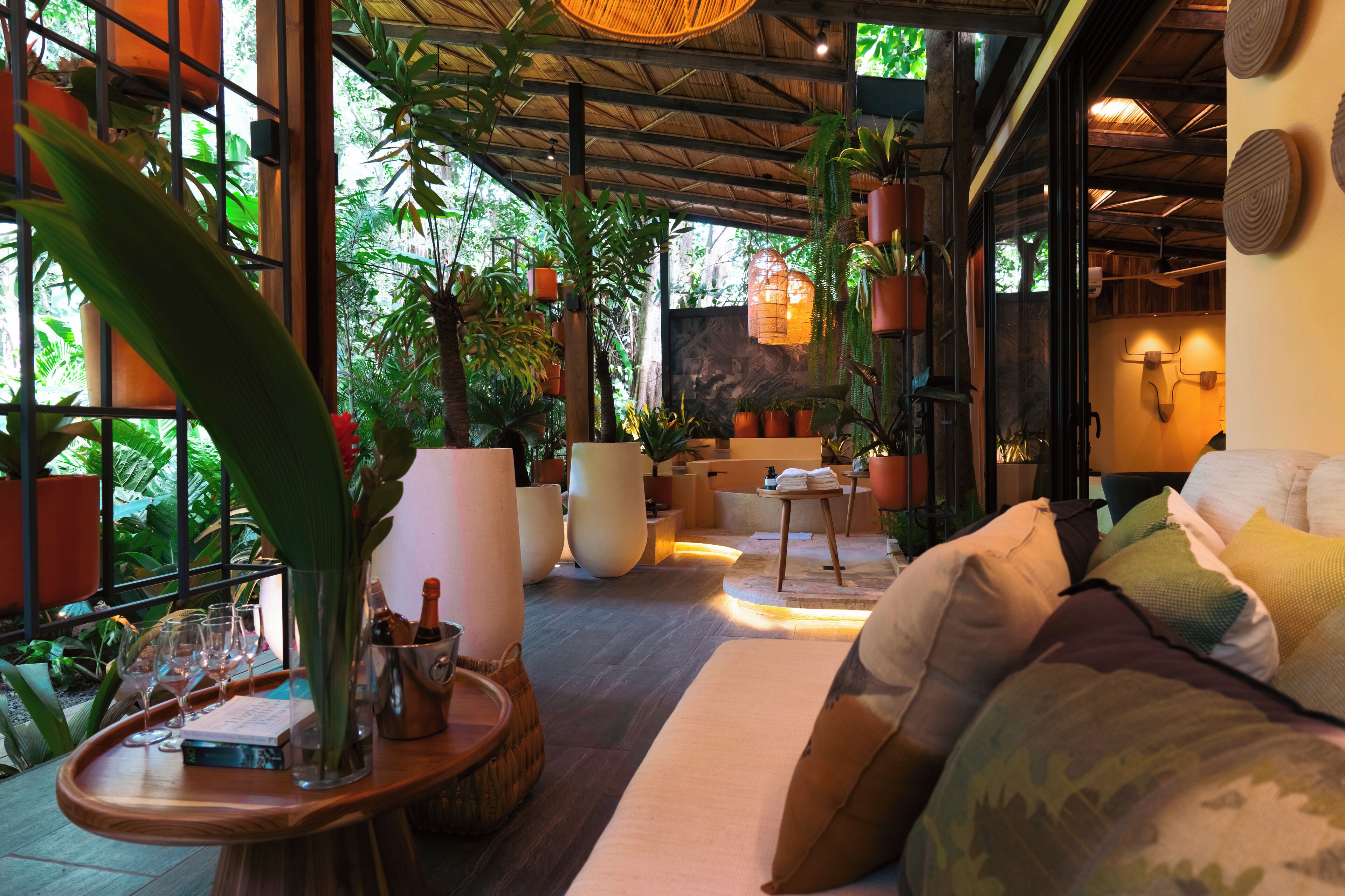 Luxury Double Room, 1 King Bed, Garden View | Living area