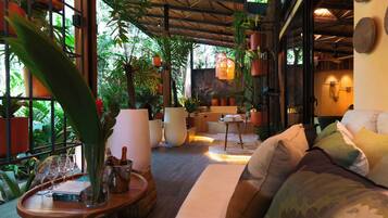 Luxury Double Room, 1 King Bed, Garden View | Living area