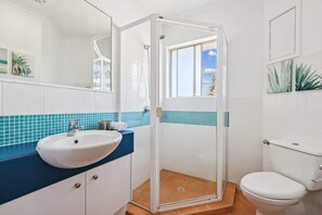 Baignoire, sèche-cheveux, serviettes fournies