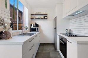 Fridge, microwave, oven, stovetop - Snug St Kilda Apartment with Private Courtyard (St Kilda)