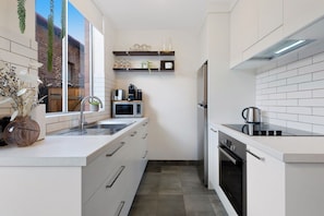 Refrigerador, microondas, horno y parrilla de estufa