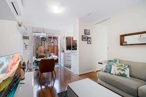 TV - Snug St Kilda Apartment with Private Courtyard (St Kilda)