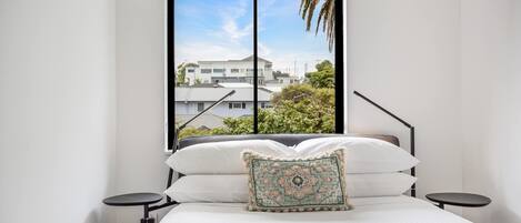 2 habitaciones, escritorio, tabla de planchar con plancha y wifi