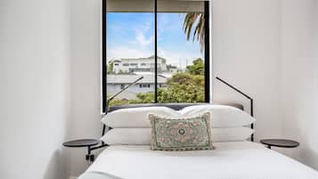 2 bedrooms, desk, iron/ironing board, WiFi