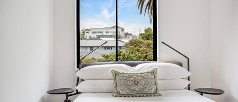 2 bedrooms, desk, iron/ironing board, WiFi