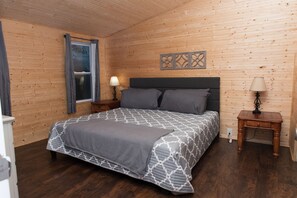 3 slaapkamers, een bureau, een strijkplank/strijkijzer, reisbedje