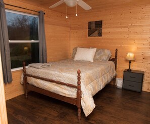 3 slaapkamers, een bureau, een strijkplank/strijkijzer, reisbedje