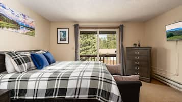 Townhome | Premium bedding, down comforters, travel crib, free WiFi