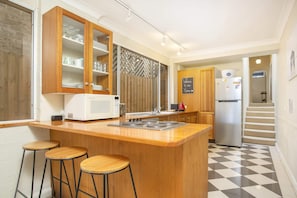 Réfrigérateur, micro-ondes, four, plaque de cuisson