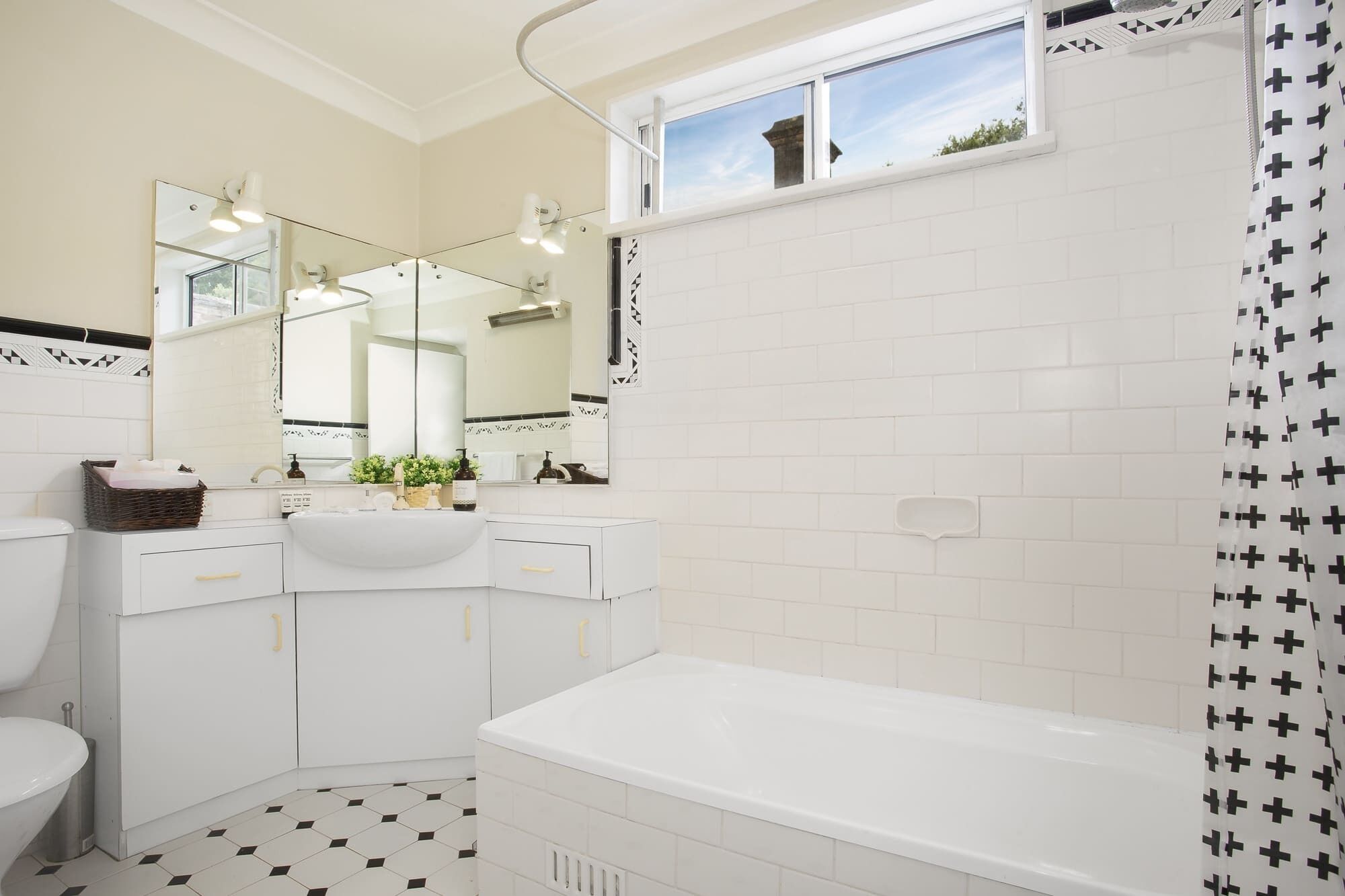 Bathtub, hair dryer, towels, shampoo