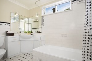 Baignoire, séchoir à cheveux, serviettes fournies, shampooing