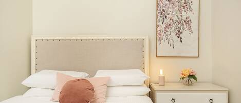 2 bedrooms, desk, iron/ironing board, WiFi