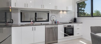 Chic 2-Bed Home with Backyard, BBQ & Parking