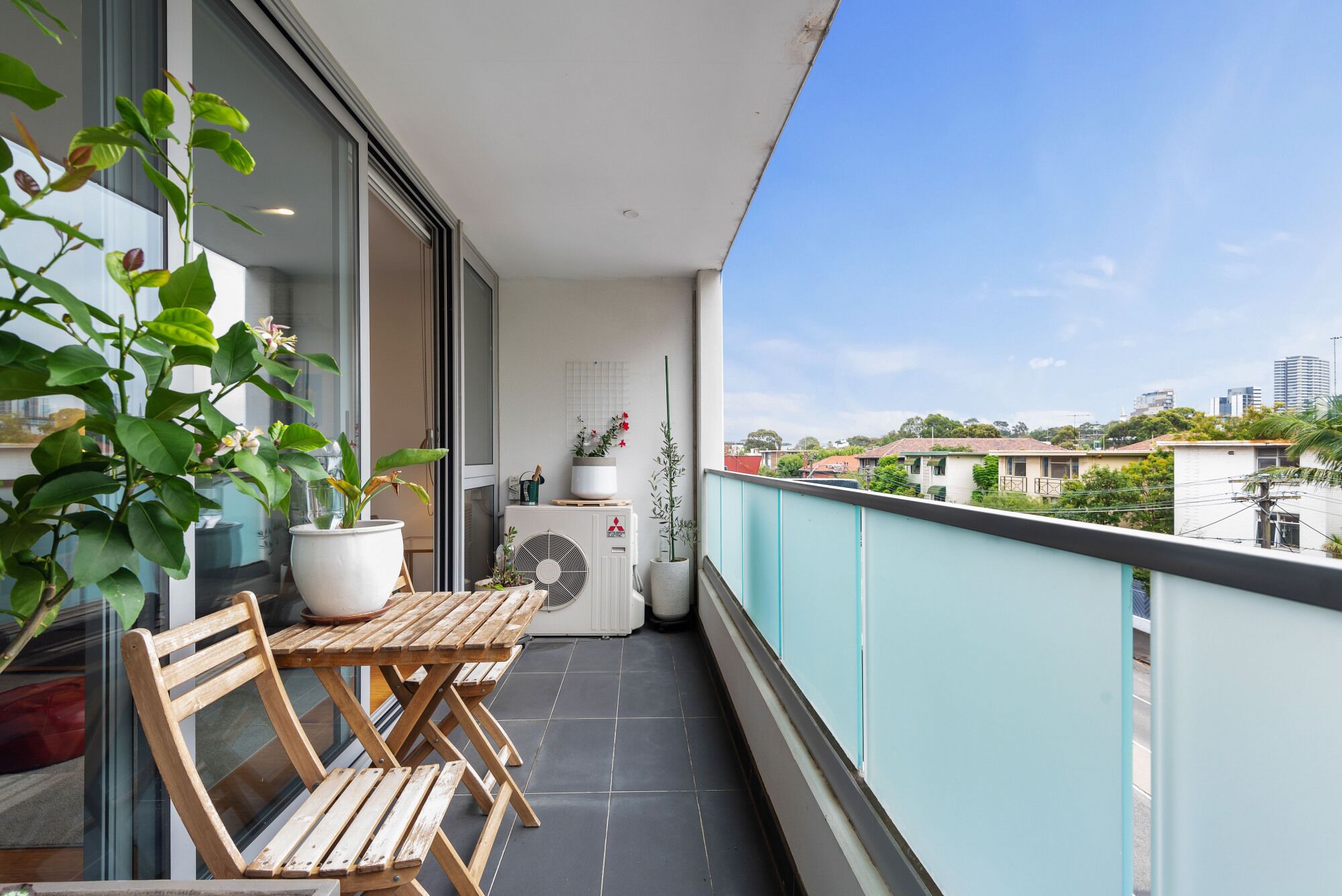 Tasteful St Kilda Apartment with Private Balcony