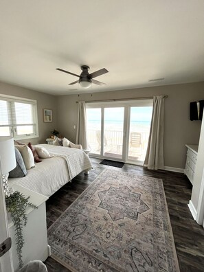 3 多间卧室、旅行婴儿床、收费 WiFi、床单