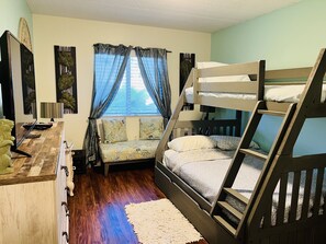 3 Schlafzimmer, Zimmersafe, Schreibtisch, Bügeleisen/Bügelbrett