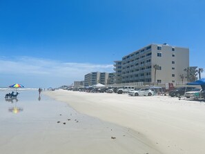 Sur la plage, chaise longue, serviettes de plage