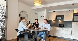 Kühlschrank, Mikrowelle, Ofen, Herdplatte