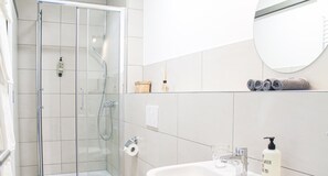 Shower, hair dryer, towels, soap - Close to the city center, balcony, parking space, lockable bike box with charging facility  (Koblenz)