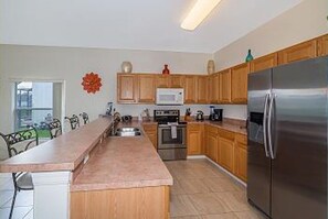 Cookware/dishes/utensils, dining tables