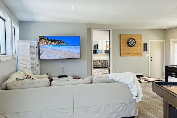 Smart TV, chimenea, futbolito