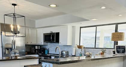 VIEWS, Canyon Lake, Newly Remodeled, Close to RIVER, BEST location