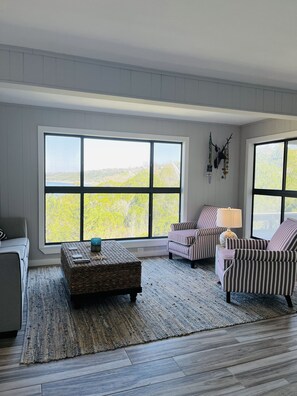 TV connectée, cheminée, baby-foot