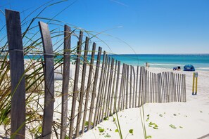 Beach nearby - Cute Little Cottage! Perfect Getaway! 2 Pools! Sleeps 4! (Santa Rosa Beach)