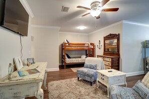 4 bedrooms, free WiFi, bed sheets