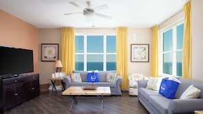 Leilighet, flere senger, adgang til basseng, havutsikt | Oppholdsområde | En 40-tommers TV med kabel-kanaler