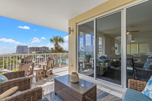 Condo, varias camas, acceso a la alberca, vista al océano | Terraza o patio