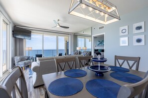 公寓客房, 多張床, 陽台, 海灘景觀 | 私人廚房 | 電冰箱、微波爐、烤箱、爐 台