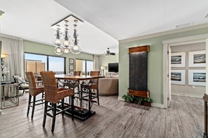 Condo, nhiều giường, hồ bơi riêng, quang cảnh biển | Khu ăn uống