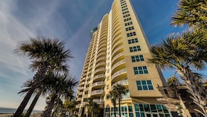 Un hotel moderno y alto, con varios balcones y ventanas amplias.