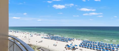 Condo, várias camas, sacada, vista para o oceano | Praia | Na praia