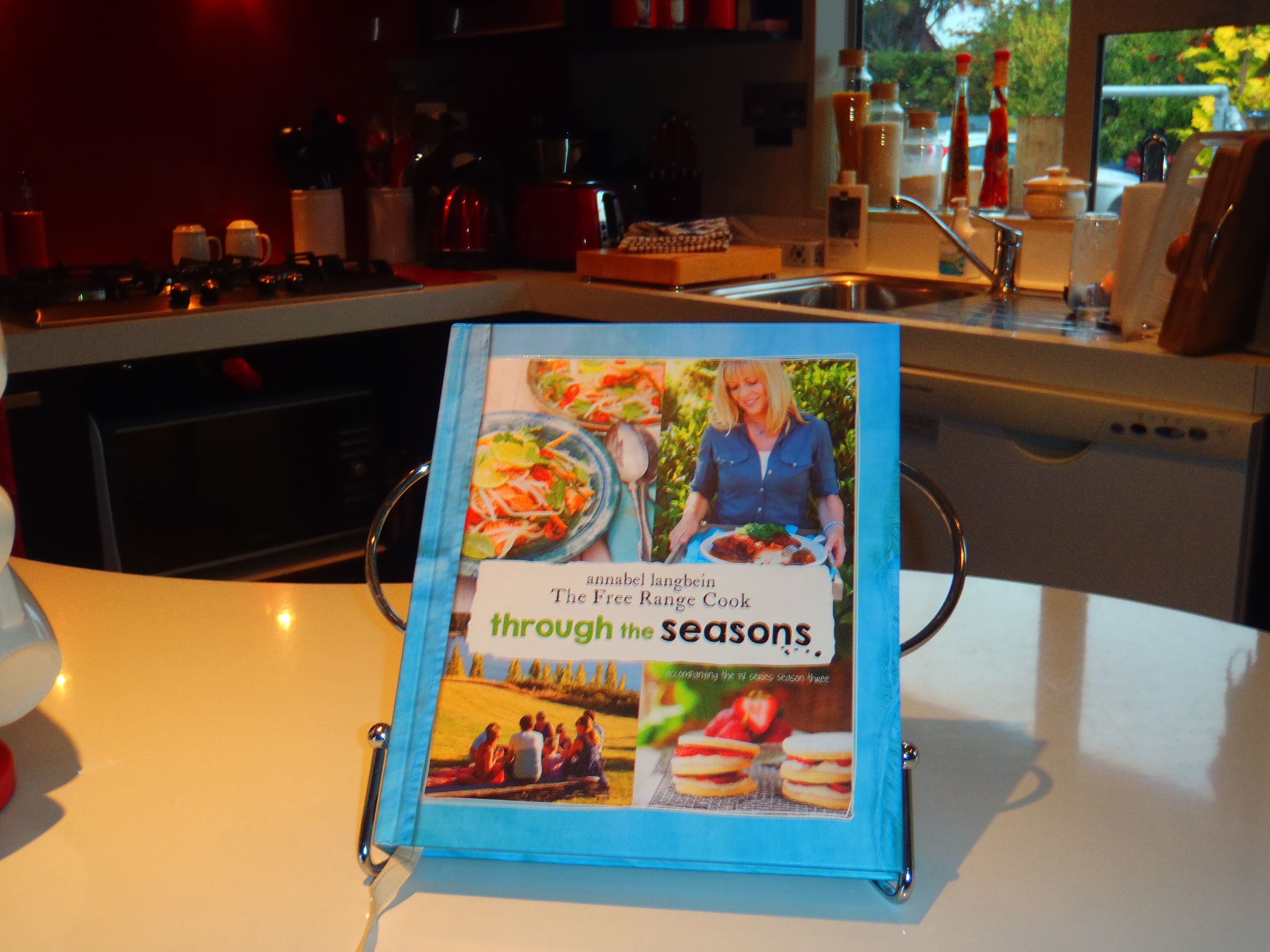 Un libro di cucina intitolato 'Through the Seasons' su un bancone della cucina.
