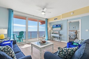 Apartment, Mehrere Betten, Whirlpool, Meerblick | Wohnbereich