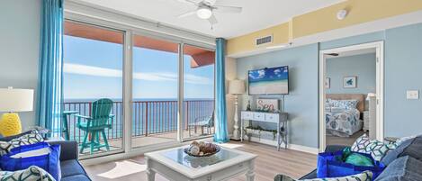 Condo, várias camas, banheira de imersão, vista para o oceano | Área de estar | TV 42 polegadas com canais digitais