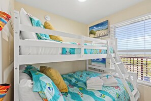 2 kamar tidur dan didekorasi berbeda-beda