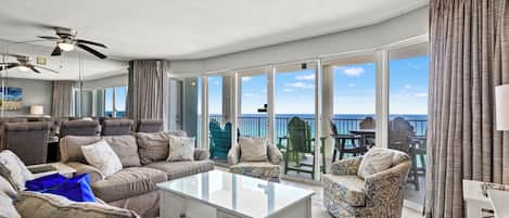 Condo, varias camas, vista al océano (Long Beach Resort 2-901) | Área de sala de estar | Televisión de pantalla plana de 55 pulgadas con canales digitales