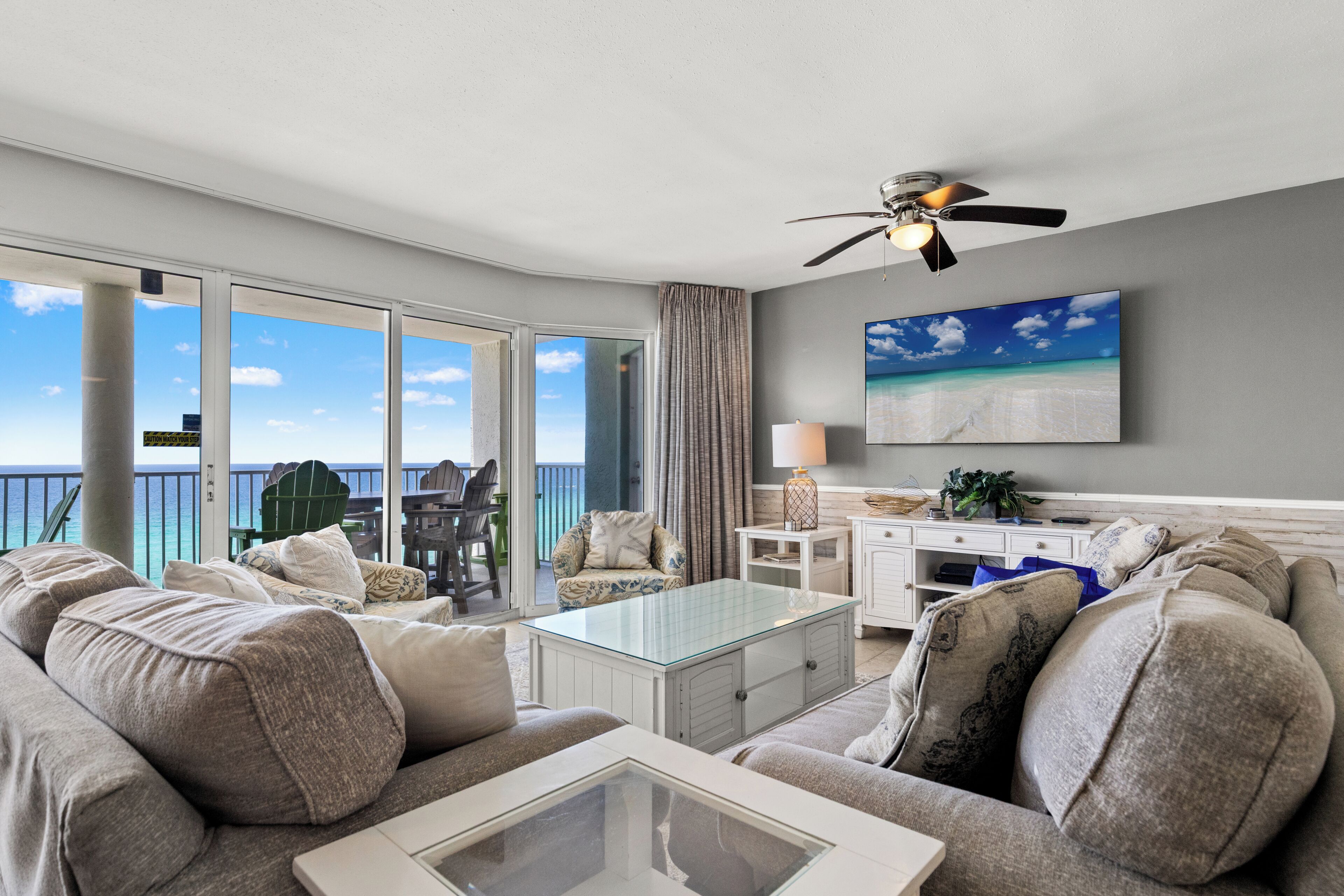 Apartment, Mehrere Betten, Balkon, Meerblick | Wohnbereich | 40-Zoll-Fernseher mit Digitalempfang