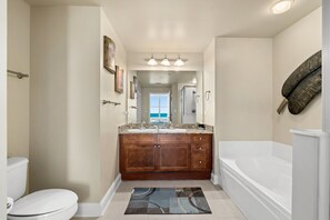 Apartment, Mehrere Betten, eigener Pool, Meerblick | Badezimmer | Handtücher