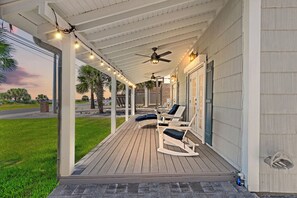 Terrace/patio - Cute Beach Cottage Steps to the Beach! Panama City Beach, FL! (Panama City Beach)