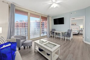 Appartamento, letti multipli, balcone, vista oceano | Area soggiorno | TV a schermo piatto 42 pollici con canali via cavo, TV