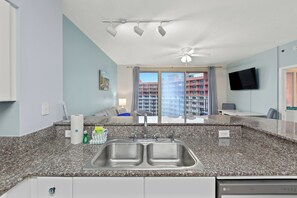 Appartamento, letti multipli, balcone, vista oceano | Cucina privata | Frigorifero, microonde, forno, piano cottura