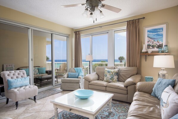 콘도, 침대(여러 개), 수영장 이용, 바다 전망 | 거실 공간 | 디지털 채널 시청이 가능한 40인치 TV