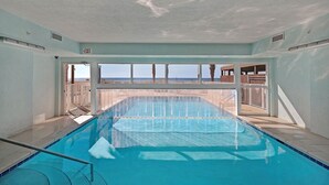 Ein Hallenbad mit Blick auf den Strand.