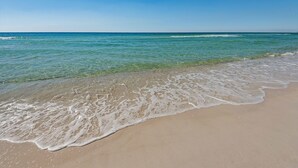 Ein Strand mit klarem Wasser und einem Sandstrand.